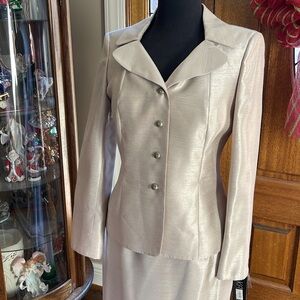 Kasper Ladies Ivory Suit Top and Skirt. SIZE 6